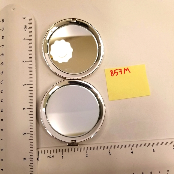 #857M Pier 1 Engraved Siver-plated 2 Mirror Magnifying Compact - Picture 2 of 6